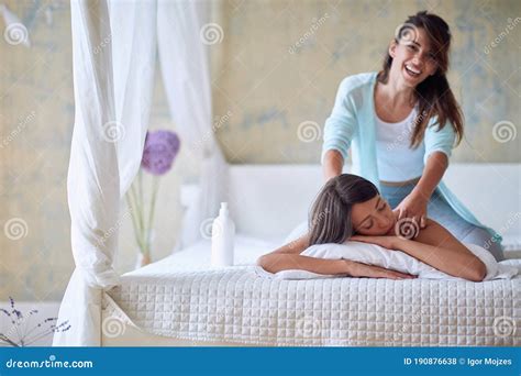 lesbische massage|Massage